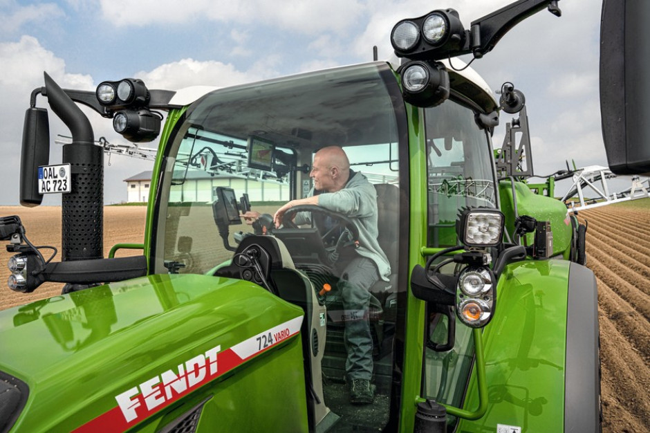 Podczas prac polowych nowy system obsługi FendtONE onboard znacznie ułatwia pracę. Na 12-calowym terminalu w podłokietniku i na opcjonalnym 12-calowym terminalu montowanym pod sufitem kierowca może dostosować wyświetlane informacje. fot. mat. prasowe