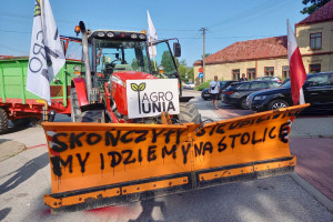 Rolnicy z AGROunii blokują dk 12: "Rolnictwo w Polsce upada". "To jest wojna o polską wieś"