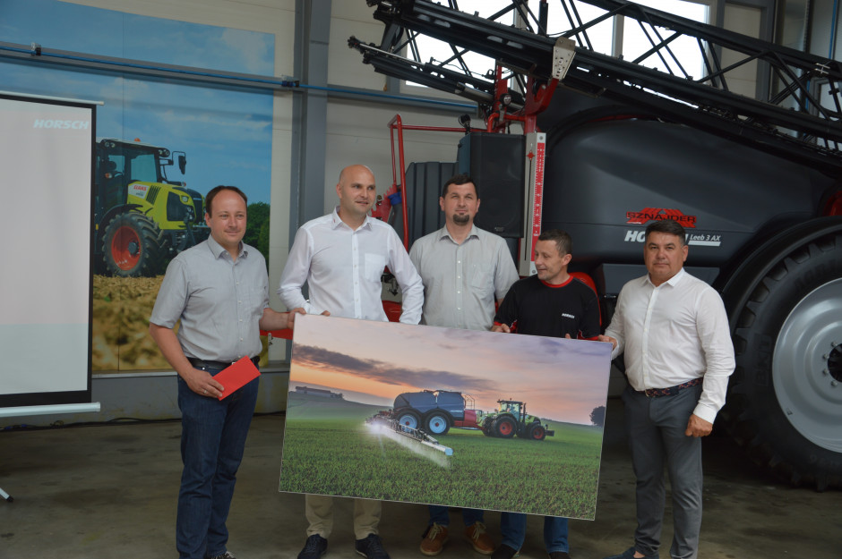 Od lewej: Michael Braun, dyrektor marketingu Horsch Machinen GmbH, Krzysztof Abramowski dyrektor zarządzający i członek zarządu Horsch Polska, Paweł Miś menedżer produktu Horsch Polska, Tomasz Towpik, kierownik marketingu Horsch Polska, Robert Kukuła, prezes zarządu Agro Sznajder. Zdjęcie: Michał Wołosowicz