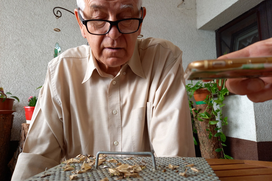 Tadeusz Szymańczak monitoruje liczebność motyli omacnicy prosowianki, fot. Farmer