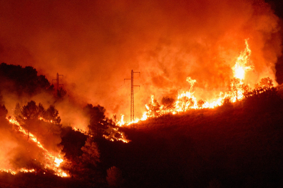 Ogień, który trawi katalońskie lasy jest widoczny z Barcelony, Fot. PAP/EPA/David Borrat