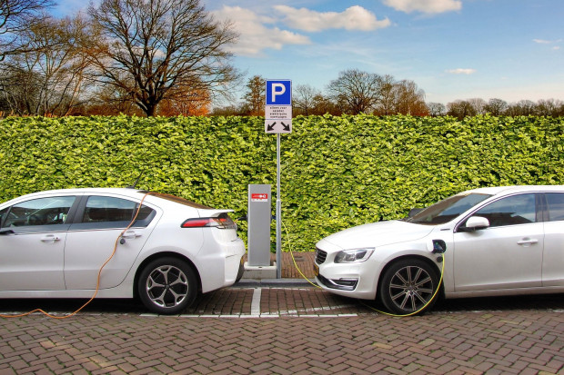 Czy zakaz sprzedaży pojazdów z napędem spalinowym przyspieszy rozwój elektromobilności?