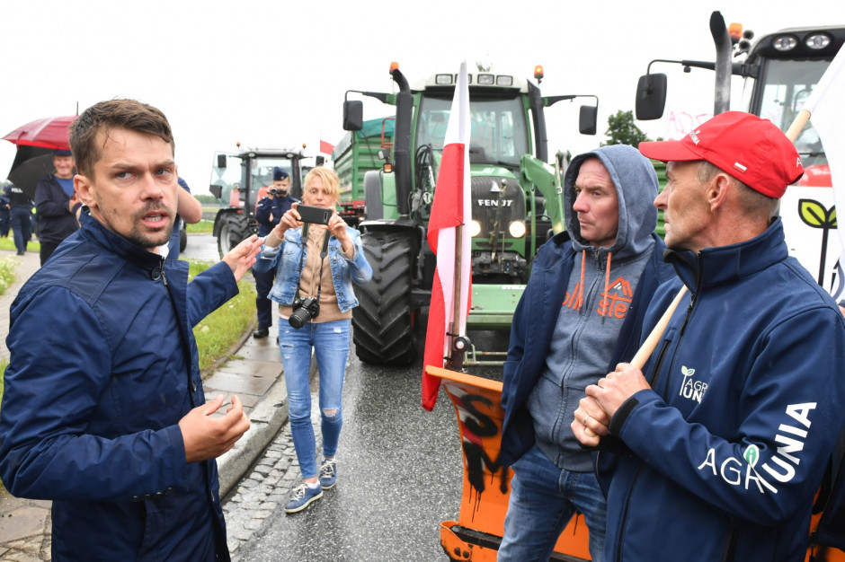 Protest rolników z AgroUnii trwa od środowego poranka i jak zapowiadają jego organizatorzy ma zakończyć się w piątek ok. godz. 8, fot. PAP/Grzegorz Michałowski