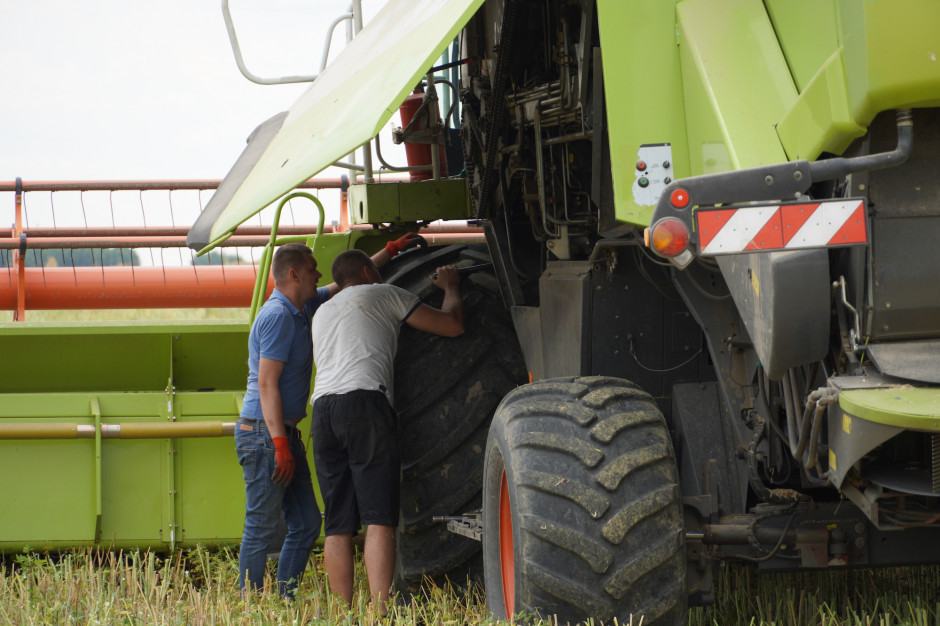 W związku z rozpoczynającym się sezonem żniw, rolnicy korzystający z ciągników i maszyn polowych powinni zachować szczególną ostrożność zarówno na drogach, jak i na polach PAP/Grzegorz Michałowski, fot. kh