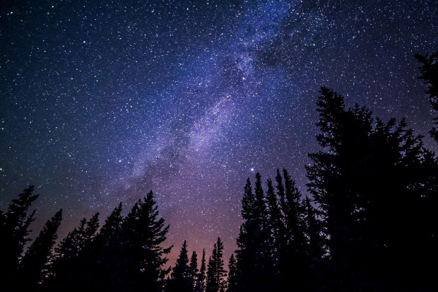 W nocy maksimum Perseidów w godzinę można dostrzec nawet ponad 100 "spadających gwiazd"