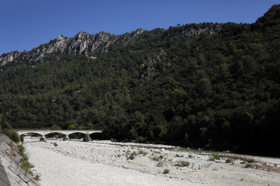 Wyschnięta część koryta rzeki Var z powodu niskiego poziomu wody i ostatnich upalnych temperatur w Carros na południu Francji, fot. PAP/EPA/SEBASTIEN NOGIER