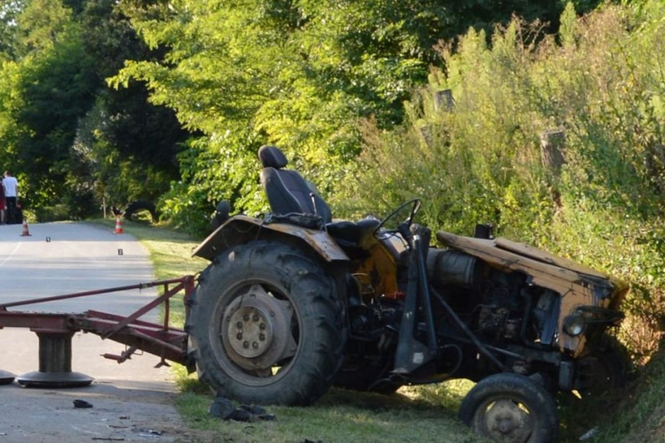 Traktor został zepchniety do rowu przez rozpędzone auto, Foto: Policja