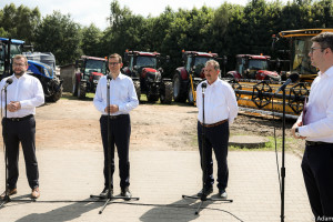 Premier w gospodarstwie - rolnik chowa maszyny