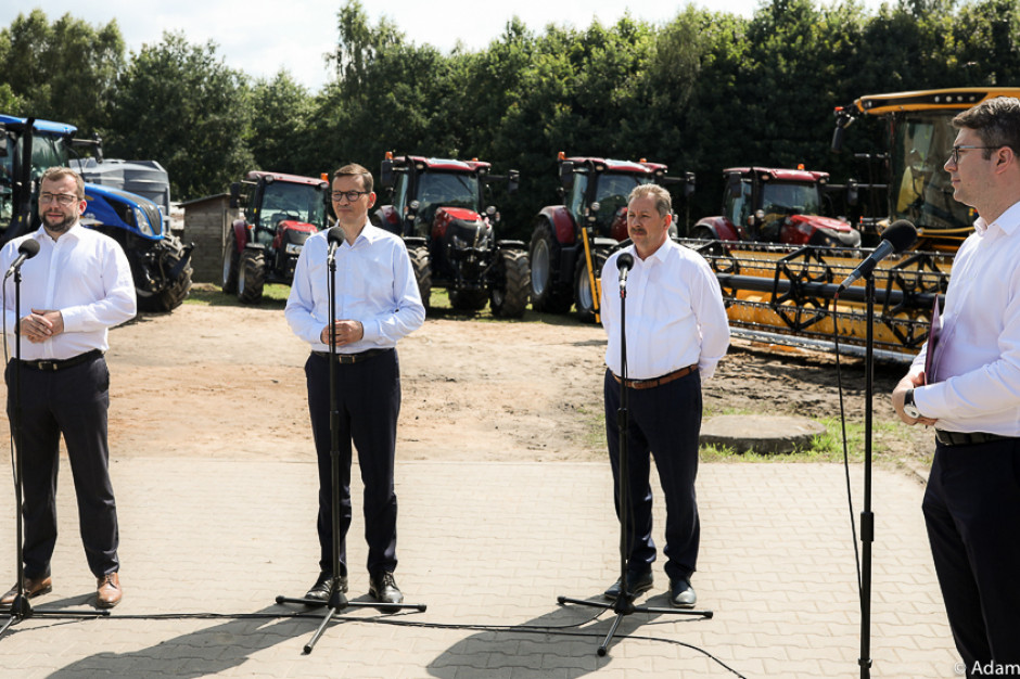 Premier i minister rolnictwa wystąpili na tle wypożyczonych maszyn, fot. KPRM