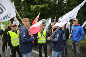 Rolnicy z AGROunii rozpoczęli blokadę dk nr 15 koło Sampławy