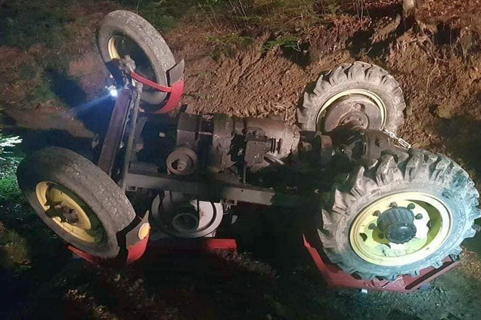 Dwie osoby zginęły w lesie przygniecione wywróconym ciągnikiem, fot. KM PSP Nowy Sącz