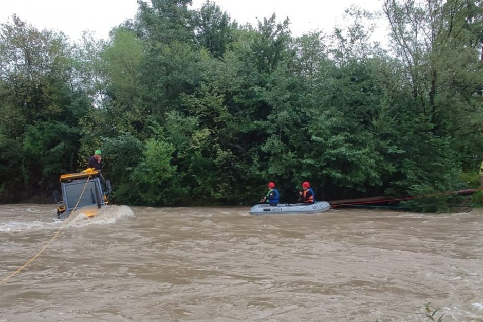 Rwąca rzeka porwała ciagnik wraz kierowcą, Foto: OSP Brunary