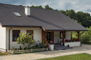 Dlaczego warto wybrać dachówki płaskie na pokrycie dachu domu?