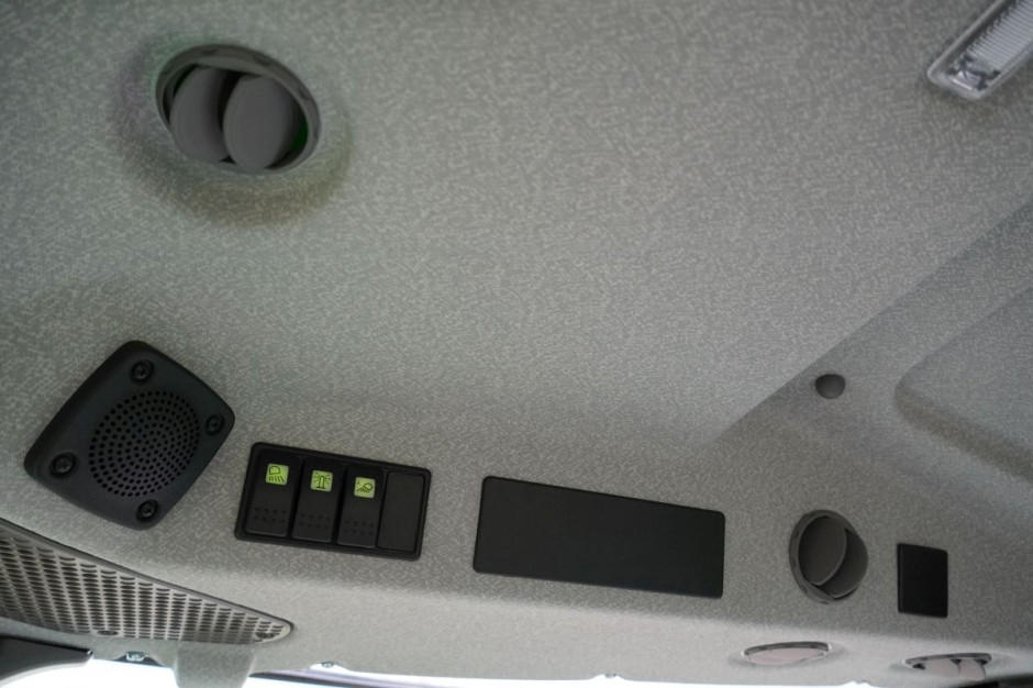 Deutz-Fahr 5105 GS  - sterowanie klimatyzacją i częścią oświetlenia znajduje się w dachu kabiny. Kratki nawiewów są w dachu i słupkach kabiny, fot.kh