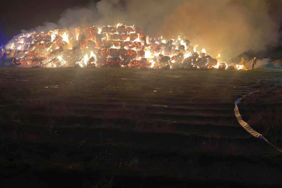 Ogień strawił ponad pół tysiąca bali słomy, fot. OSP Stęszew