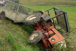 Kierowca pod przewróconym traktorem