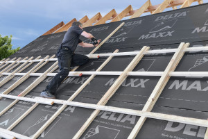 Jak zabezpieczyć drewnianą konstrukcję dachu domu przed zimą?