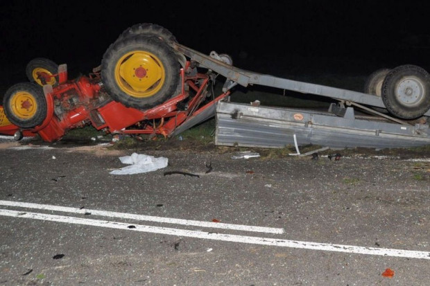 Wypadek z udziałem trzech aut i ciągnika rolniczego - 5 poszkodowanych