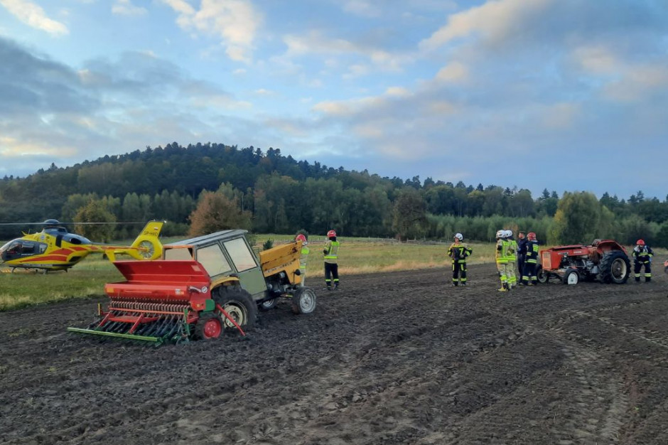 Traktorzysta chciał wyciągnąć inny traktor zakopany w polu, Foto: OSP Łopuszno