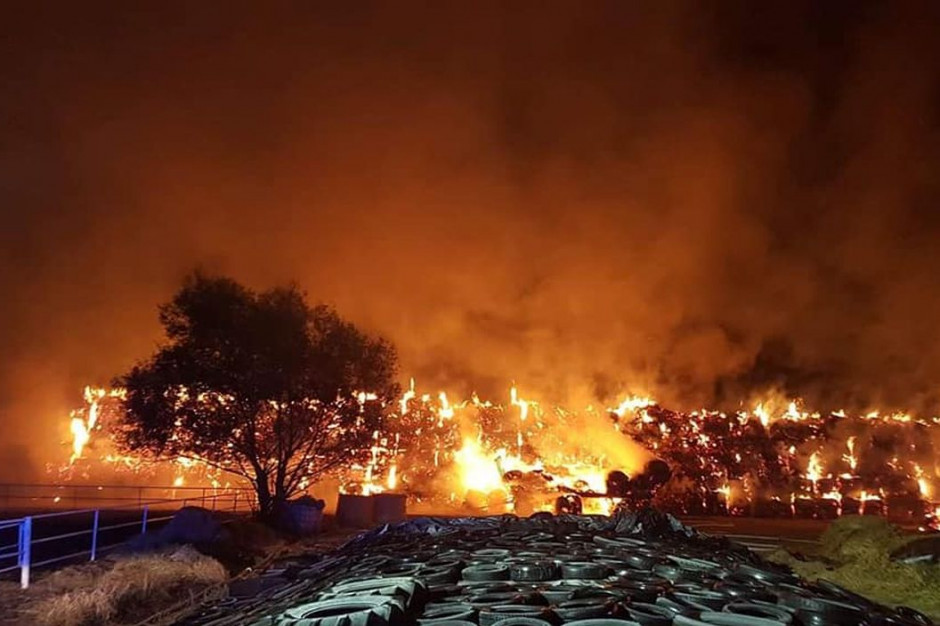 Olbrzymia sterta słomy spłonęła w jednym z wielkopolskich gospodarstw, Foto: Gmina Rychwał