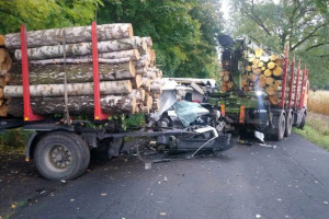Dostawczak wpadł na transport drewna - zginął kierowca