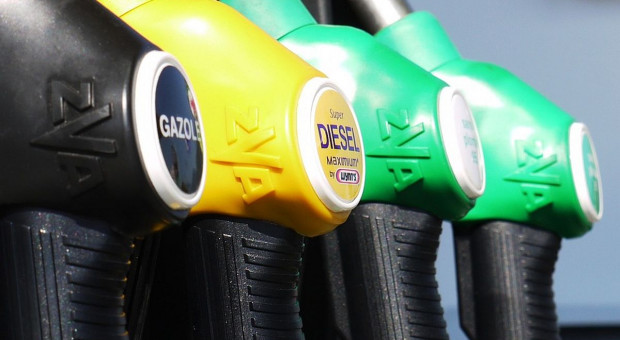 Kto zarabia na podwyżkach cen paliw? Francuski potentat kontra rząd