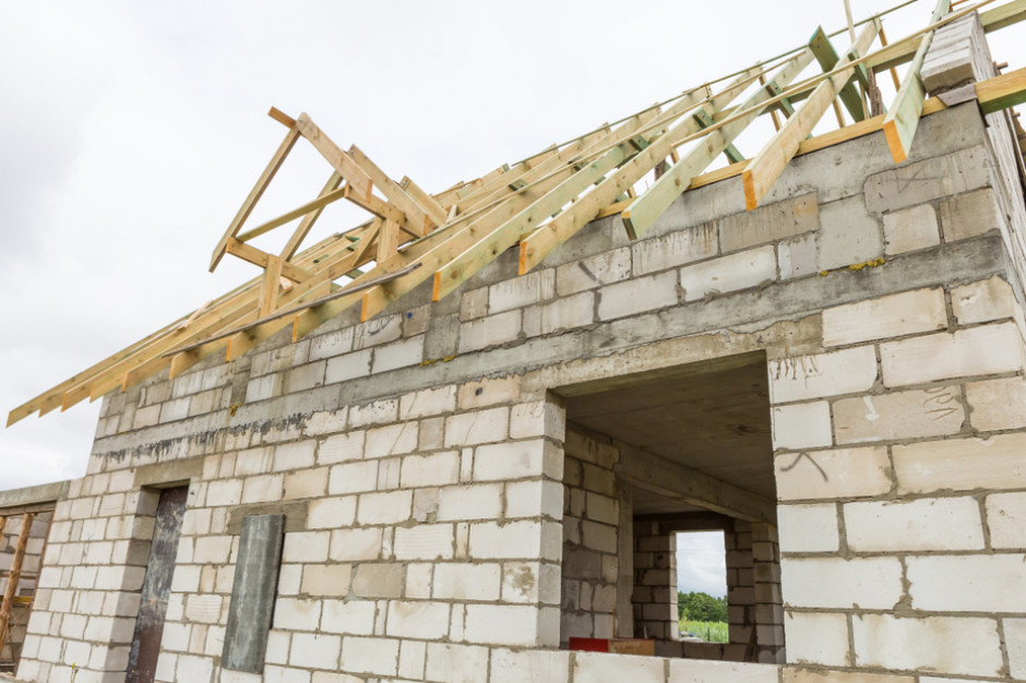 Wielu inwesotów decyduje się na zakończenie budowy domu z pominięciem wykonania docieplenia i czekają na korektę cen styropianu. Foto. Shutterstock