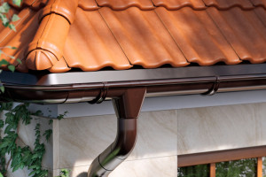 Jak dobrać kształt rynien do dachu domu?