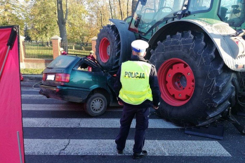 Traktor dosłownie wjechał na auto i zmiażdżył pojazd, Foto: Policja