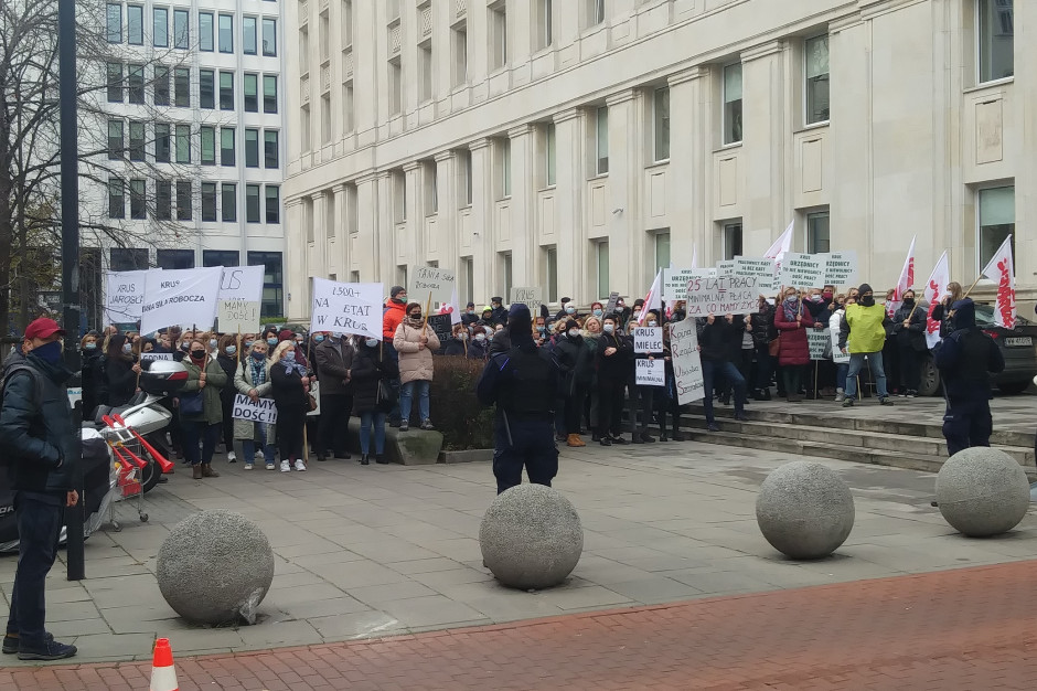 Pracownicy ARiMR i KRUS wspólnie protestują przeciwko niskim płacom w urzędach. fot. Farmer
