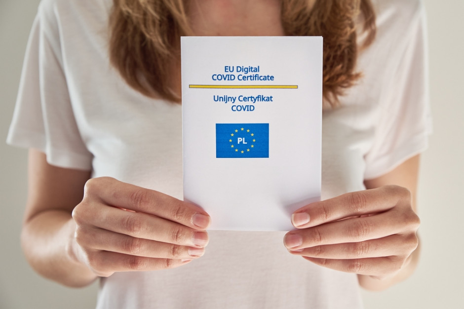 Komisja Europejska zaproponowała w lutym przedłużenie certyfikatu COVID o rok, fot. Shutterstock