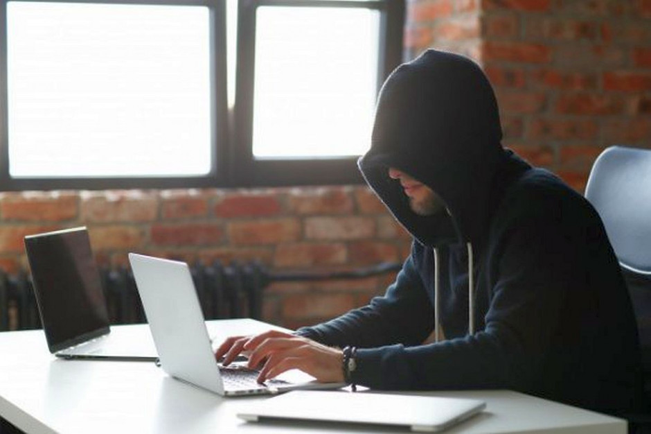 Nabywca ładowarki padł ofiarą internetowych oszustów, fot. Policja