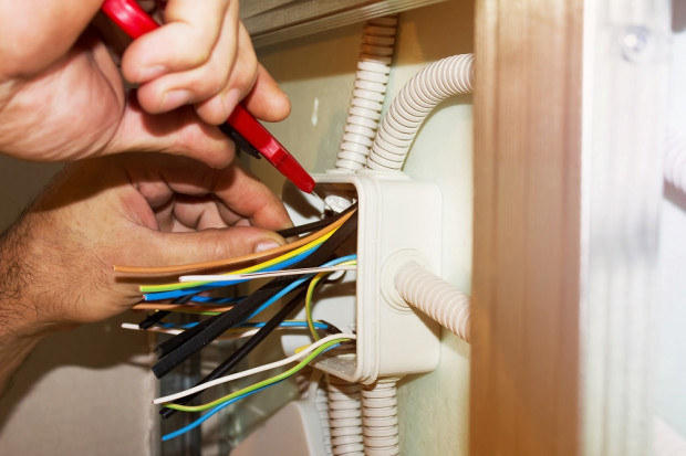 Co powoduje najczęstsze usterki instalacji elektrycznych w domach?