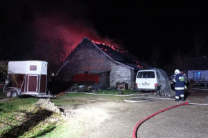 Spłonęła stodoła, sprzęt rolniczy i auto