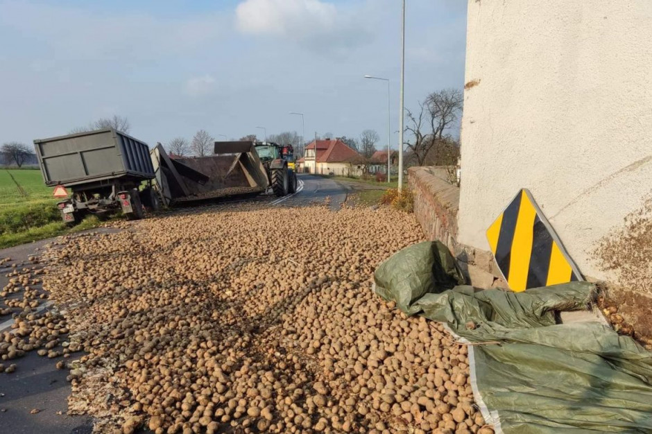 Wskutek kolizji ziemniaki wysypały sie na drogę, Foto: KP PSP w Górze