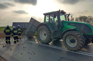 Na szczęście rolnik i jego traktor z kolizji wyszli zwycięsko, Foto: KP PSP w Górze