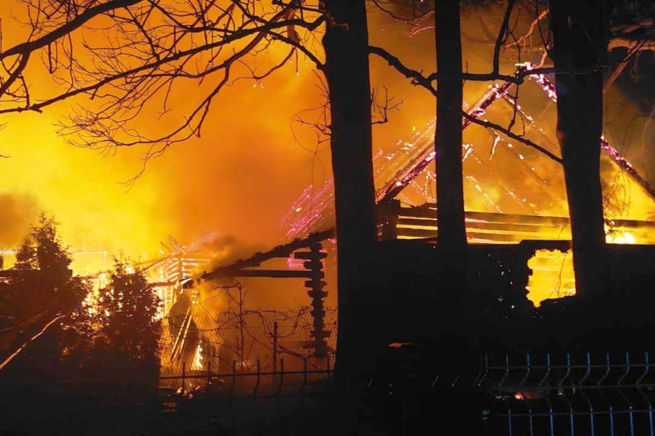 W środku nocy w płomieniach stanęły we wsi trzy stodoły, Foto: KM PSP Nowy Sącz