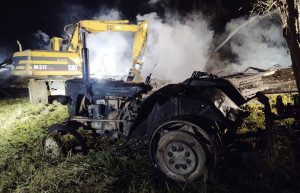 W pożarze spłonął m.in. ciągnik i sprzęt rolniczy, Foto: KM PSP Nowy Sącz