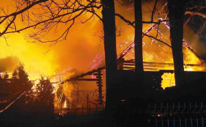 W środku nocy w płomieniach stanęły we wsi trzy stodoły, Foto: KM PSP Nowy Sącz
