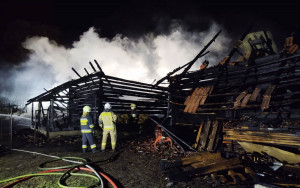 Trzy budynki spłonęły doszczętnie, Foto: KM PSP Nowy Sącz