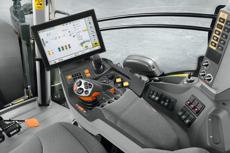 Kabina ciągnika Claas i przyciski sterowania elektronicznego zaworami hydraulicznymi. fot. Claas
