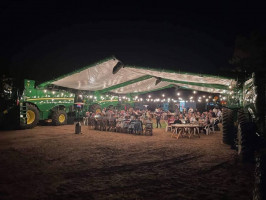 Kiedyś na wiejskich weselach orkiestra grała z przyczepy rolniczej, a teraz w Australii bawią się w otoczeniu kombajnów zbożowych, fot. Facebook/Vanderfield