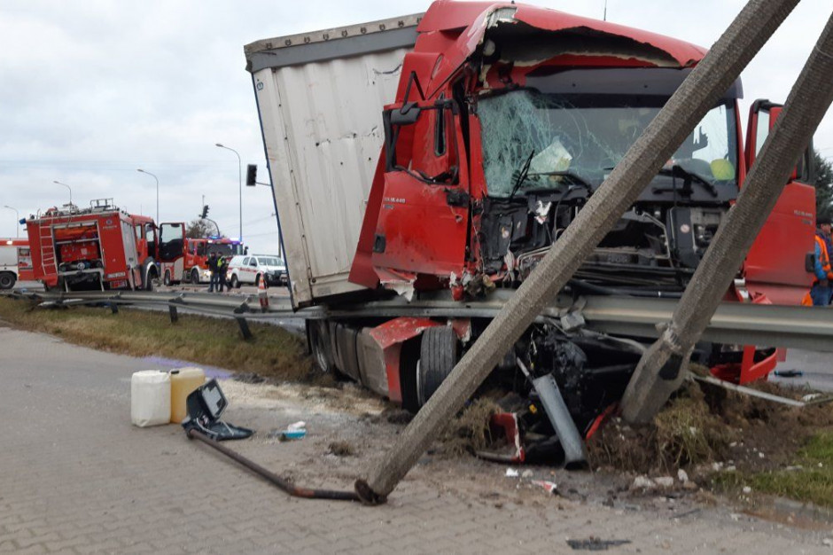 Wskutek zderzenia ciężarówka wpadła na bariery i zatrzymała się na słupie, Foto: Policja