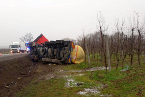 Cysterna z asfaltem wpadła do sadu pod Grójcem
