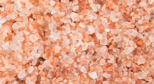 Czy różowa sól himalajska jest zdrowsza od kuchennej? Odpowiedź może Was zaskoczyć