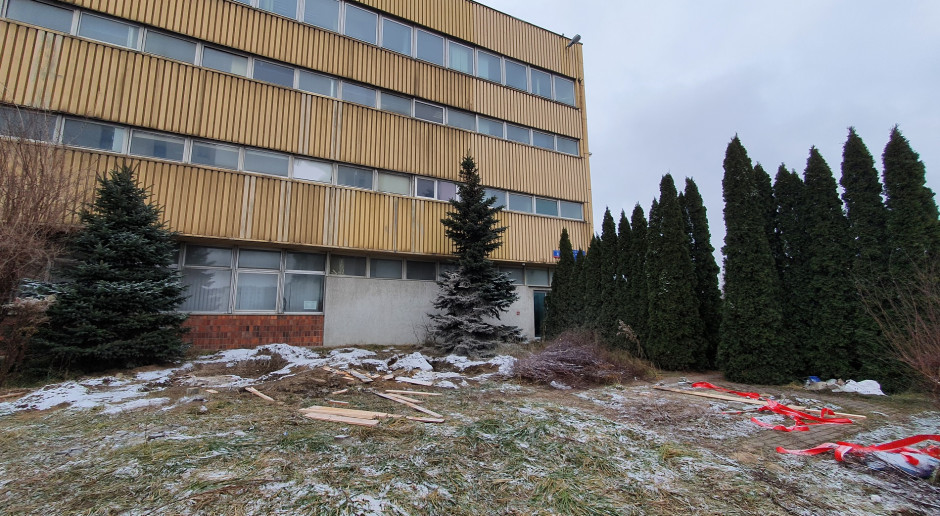 Budynek numer 270 i puste miejsce po silnikach stacjonarnych Ursusa, fot. K.Pawłowski