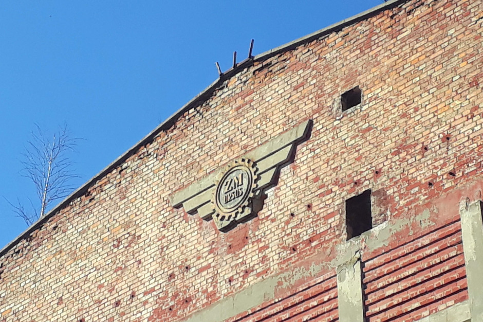 Logo ZM Ursus używane po wojnie na ścianie zabytkowej hali odlewni żeliwa, fot. K.Pawłowski