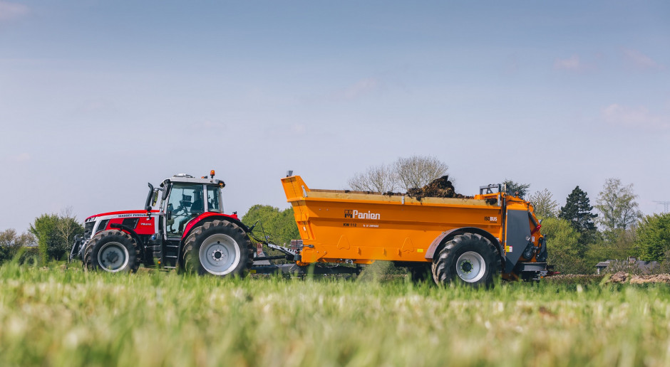 Nowy ciągnik MF naszpikowano technologią. Operator ma do dyspozycji przekładnie bezstopniową, multipad, ekran Datatronic 5 i wiele innych opcji.