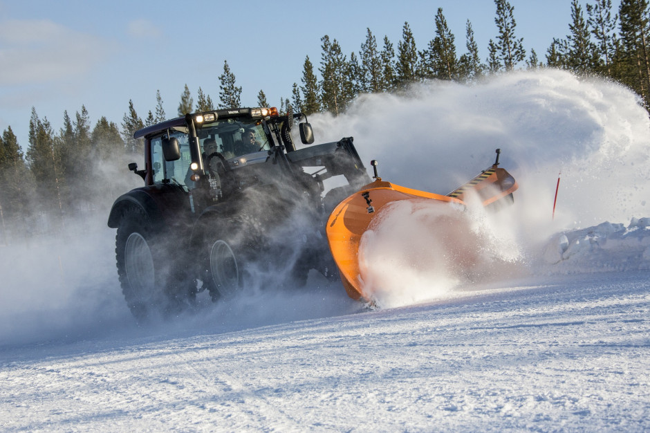 Opony zimowe do traktorów idealnie sprawdzają się przy odśnieżaniu terenu. fot. Nokian Heavy Tyres