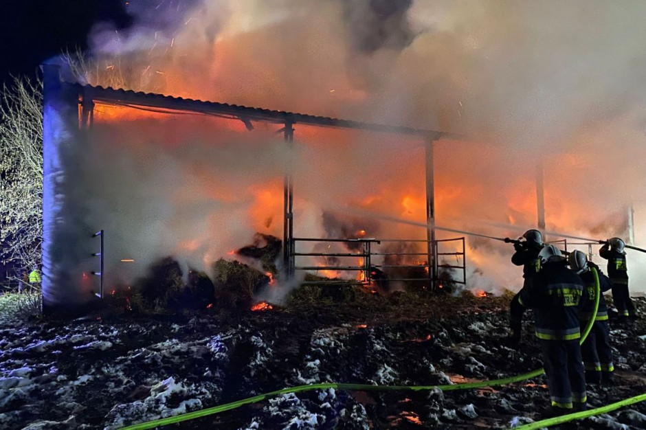 Pożar wybuchł nocą w magazynie słomy, fot. KP PSP Lębork